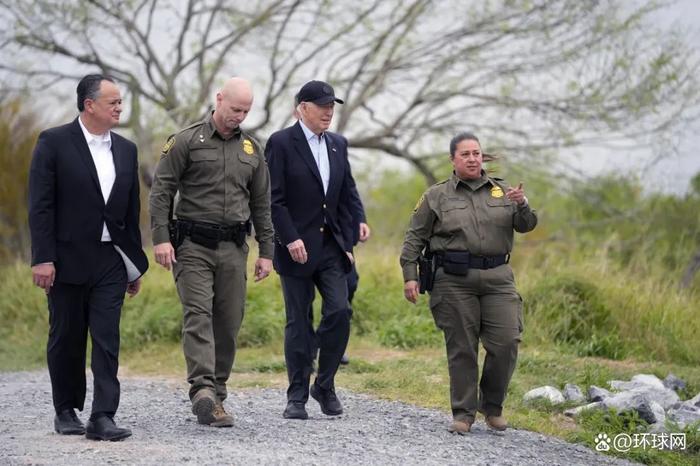 当地时间2月29日，美国总统拜登在美墨边境附近行走。图自美媒